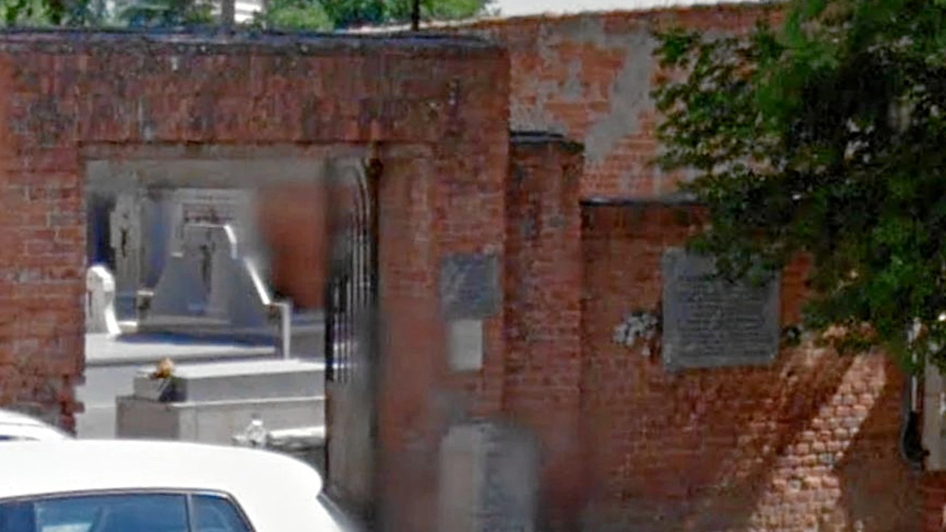 El viernes pasado los operarios del Ayuntamiento acudieron al cementerio de Carabanchel y retiraron la placa a los carmelitas fusilados en 1936 tras asegurar al párroco que se la llevaban a restaurar