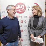 La consejera de Familia, Alicia García, conversa con el «ugetista» Agustín Prieto, antes de la jornada sobre igualdad de género en el ámbito laboral organizadf por el sindicato UGT, ayer en Valladolid