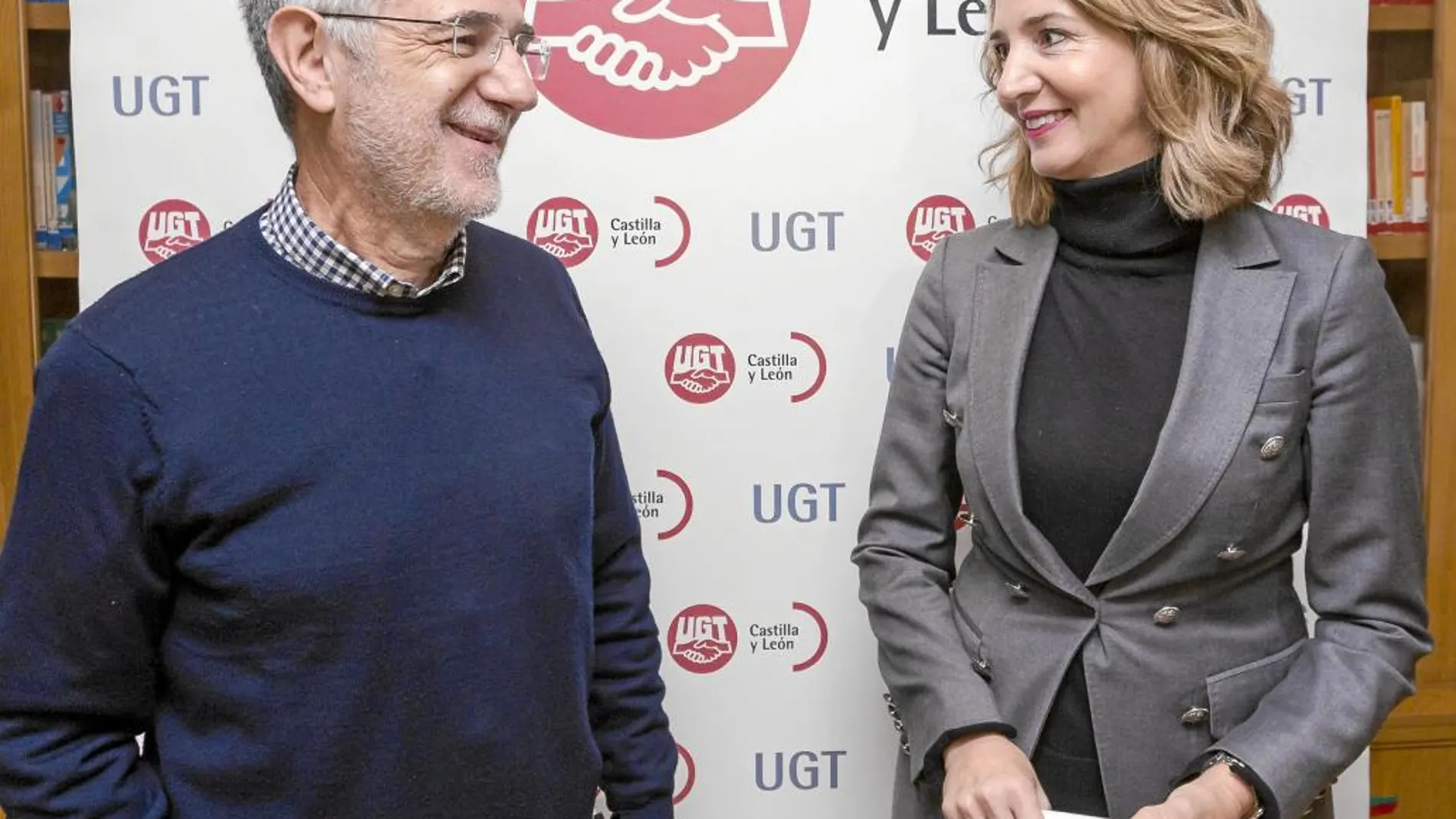 La consejera de Familia, Alicia García, conversa con el «ugetista» Agustín Prieto, antes de la jornada sobre igualdad de género en el ámbito laboral organizadf por el sindicato UGT, ayer en Valladolid