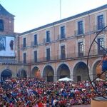 Un momento de la actuación de Cie Du Mirador en la Plaza del Mercado Chico de Ávila en la última jornada del certamen
