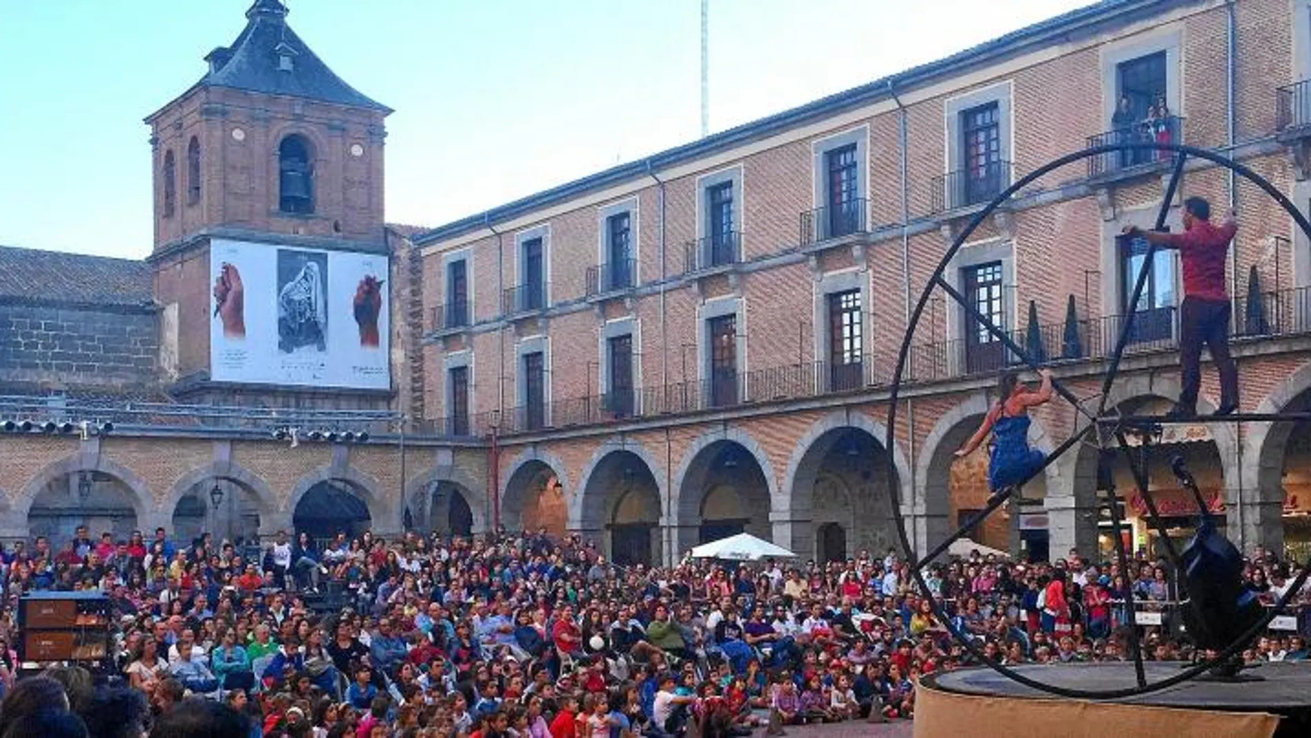 Un momento de la actuación de Cie Du Mirador en la Plaza del Mercado Chico de Ávila en la última jornada del certamen