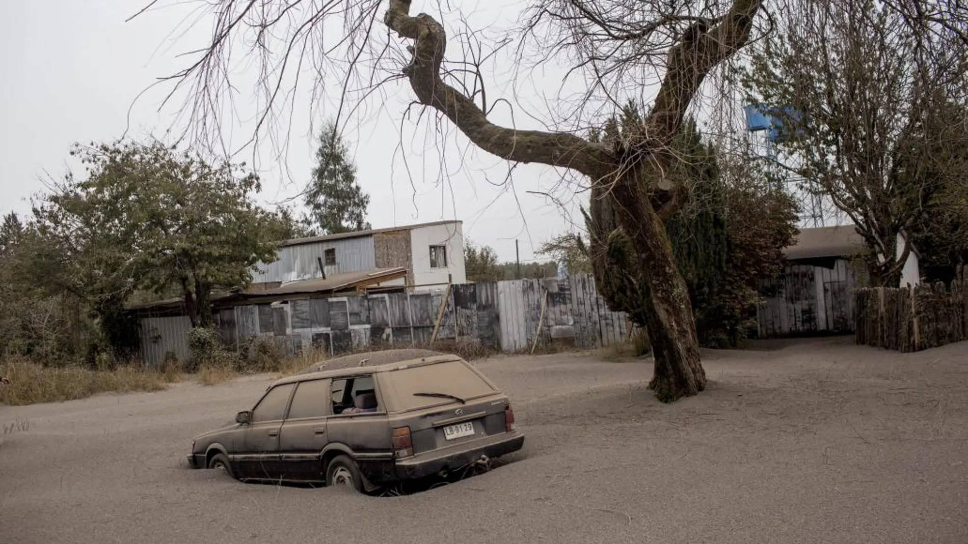 Un coche cubierto de cenizas en Ensenada, Chile