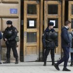Policías rusos vigilan a las puertas de la estación de metro de Smolenskaya en Moscú (Rusia), un día después del atentado en San Petersburgo