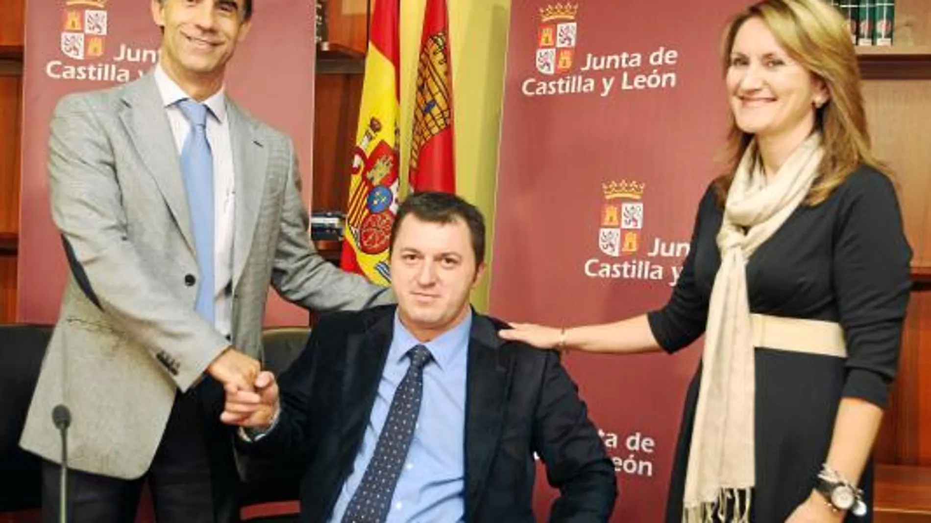 Los consejeros César Antón e Isabel Alonso firman el acuerdo con Francisco Sardón, representante del Cermi