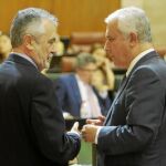 El presidente andaluz, José Antonio Griñán, conversa con el líder del PP-A, Javier Arenas