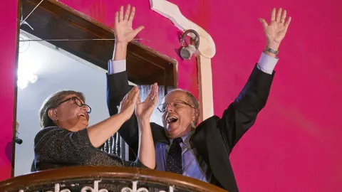 Pedro Pablo Kuczynski y su esposa saludan a sus seguidores en Lima tras conocer los resultados electorales