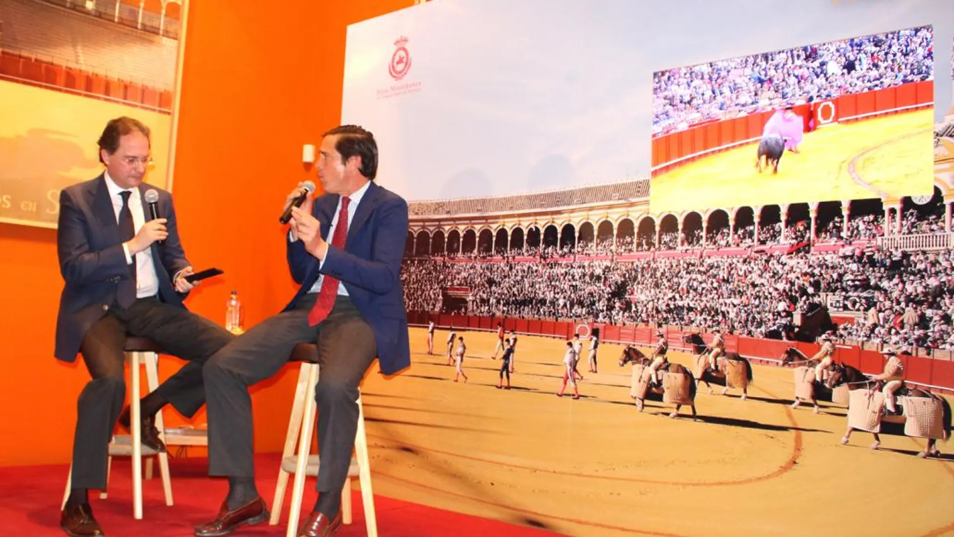 José Enrique Moreno y Dávila Miura visualizan imágenes de la última actuación del diestro en Sevilla