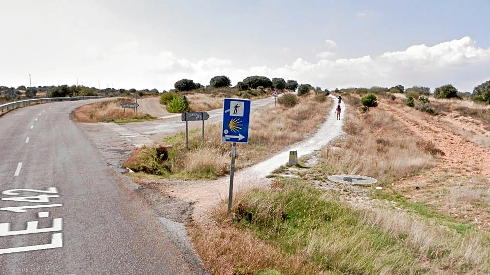 Cruce entre Astorga y El Ganso donde el presunto asesino cambió las señales del Camino