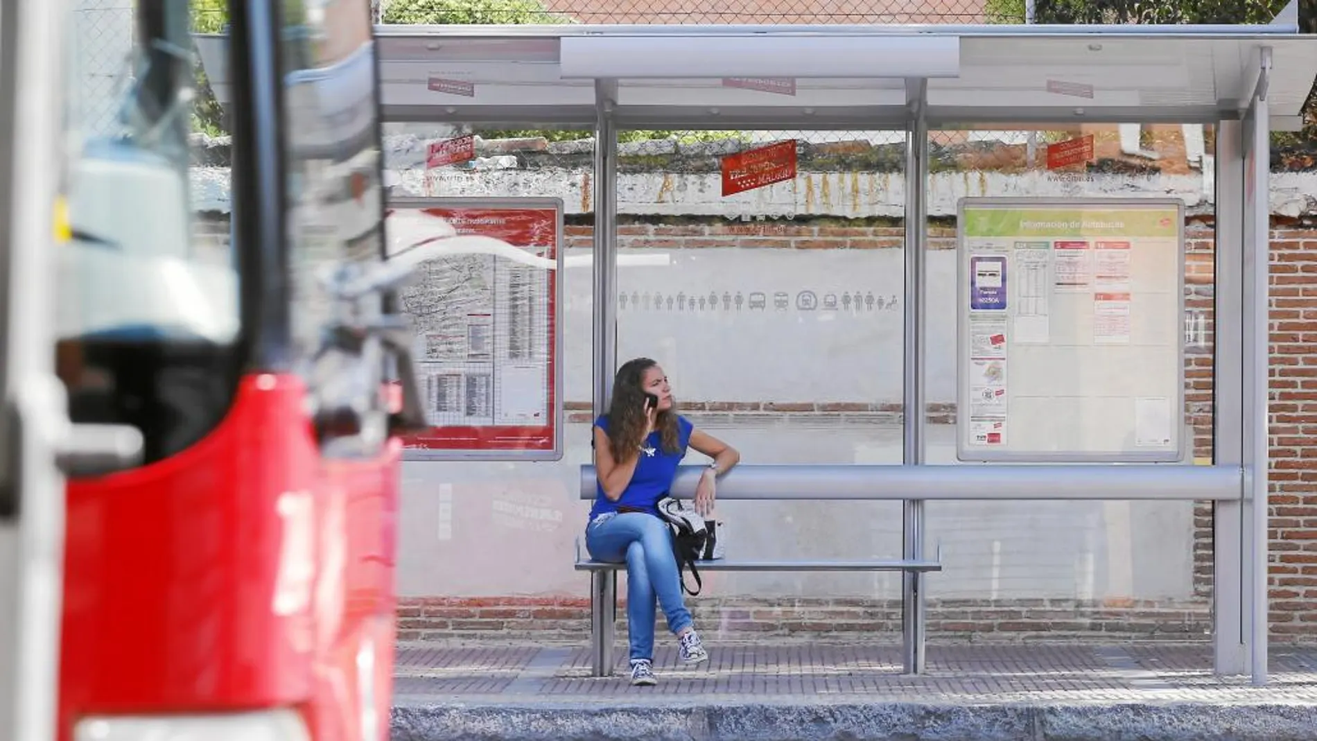 En la vía Complutense de Alcalá. El agresor sexual captaba a sus víctimas en una parada de autobús y posteriormente las agredía en un portal