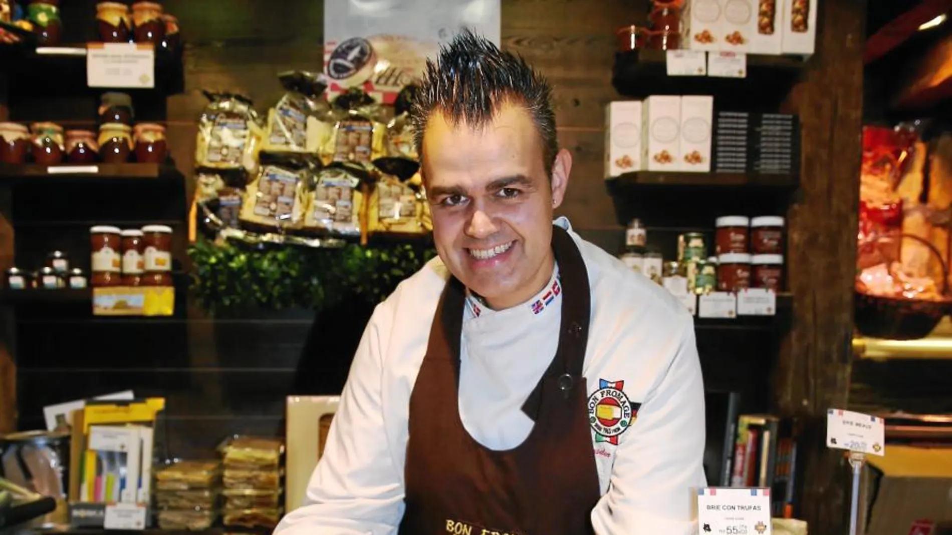 Salvador Valero está al frente de Bon Fromage, en el madrileño Mercado de Chamartín