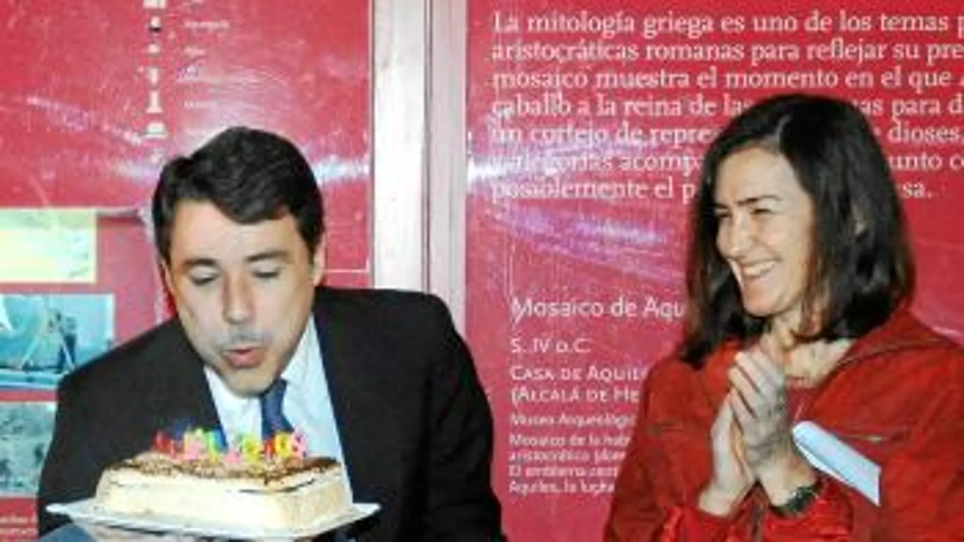 González, junto a González-Sinde, sopló las velas de su 50 cumpleaños