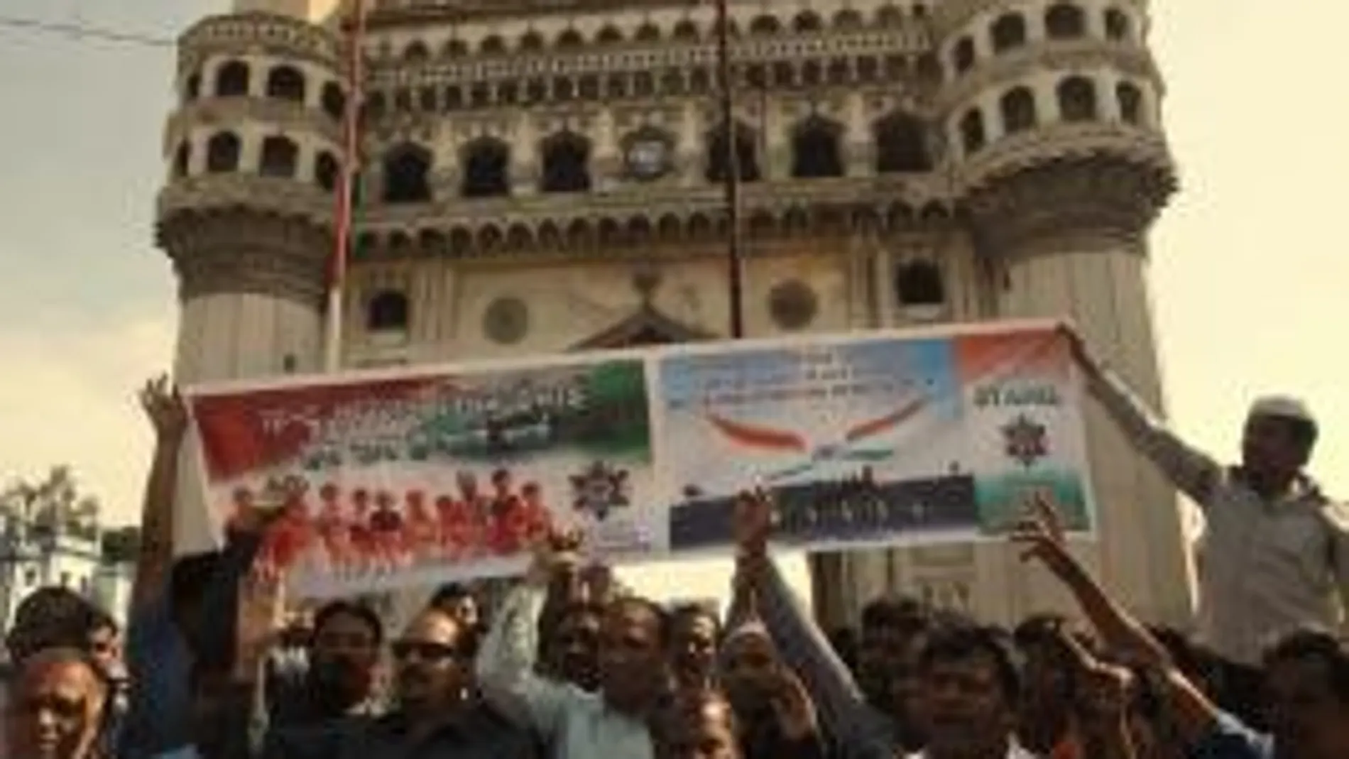 Manifestantes paquistaníes musulmanes protestan tras conocer el veredicto judicial sobre el lugar sagrado de Ayodhya en India