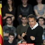 El presidente del Gobierno, José Luis Rodríguez Zapatero, durante su intervención en el mitin que el PSC ofreció hoy en Viladecans, junto al presidente de la Generalitat