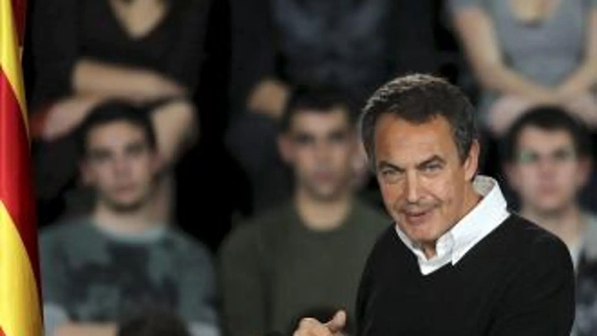 El presidente del Gobierno, José Luis Rodríguez Zapatero, durante su intervención en el mitin que el PSC ofreció hoy en Viladecans, junto al presidente de la Generalitat