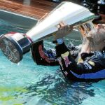 Mark Webber, se moja en la piscina, con el trofeo de ganador en el circuito de Montecarlo