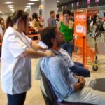 easyJet agasaja a sus pasajeros con masajes en la cola de facturación