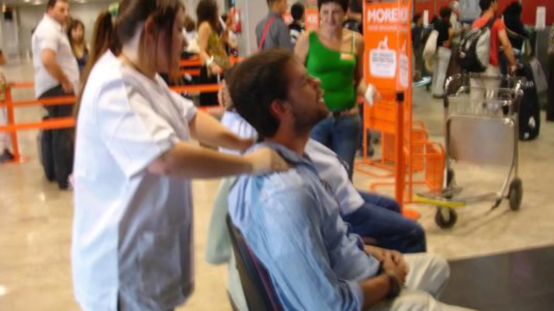 easyJet agasaja a sus pasajeros con masajes en la cola de facturación