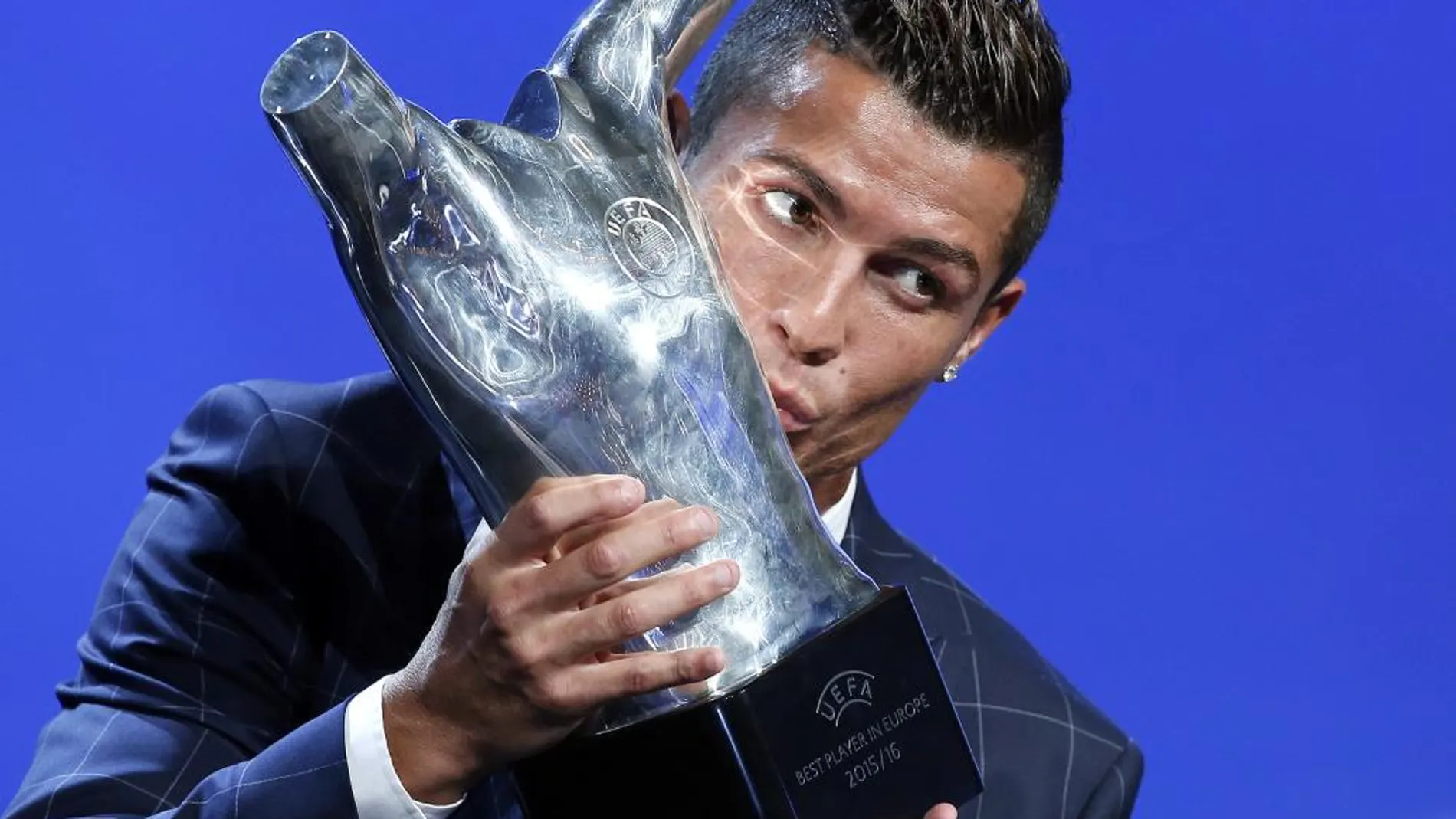 Cristiano Ronaldo besa el trofeo.