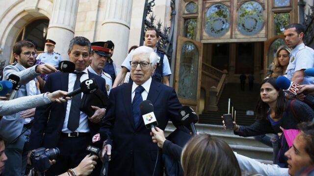 El abogado de Lionel Messi, Enrique Bacigalupo, y el abogado de su padre, Javier Sánchez-Vera, salen de la Audiencia de Barcelona