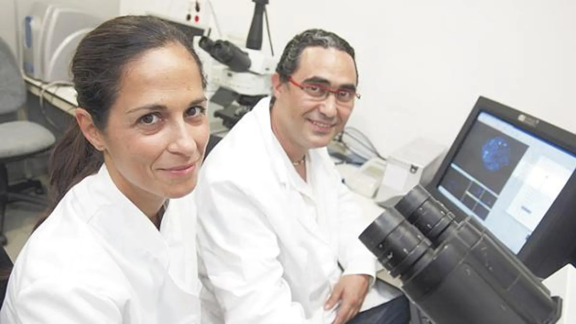 Mireia Sandalinas y Carles Giménez, en la sede de Reprogenetics Spain de Barcelona
