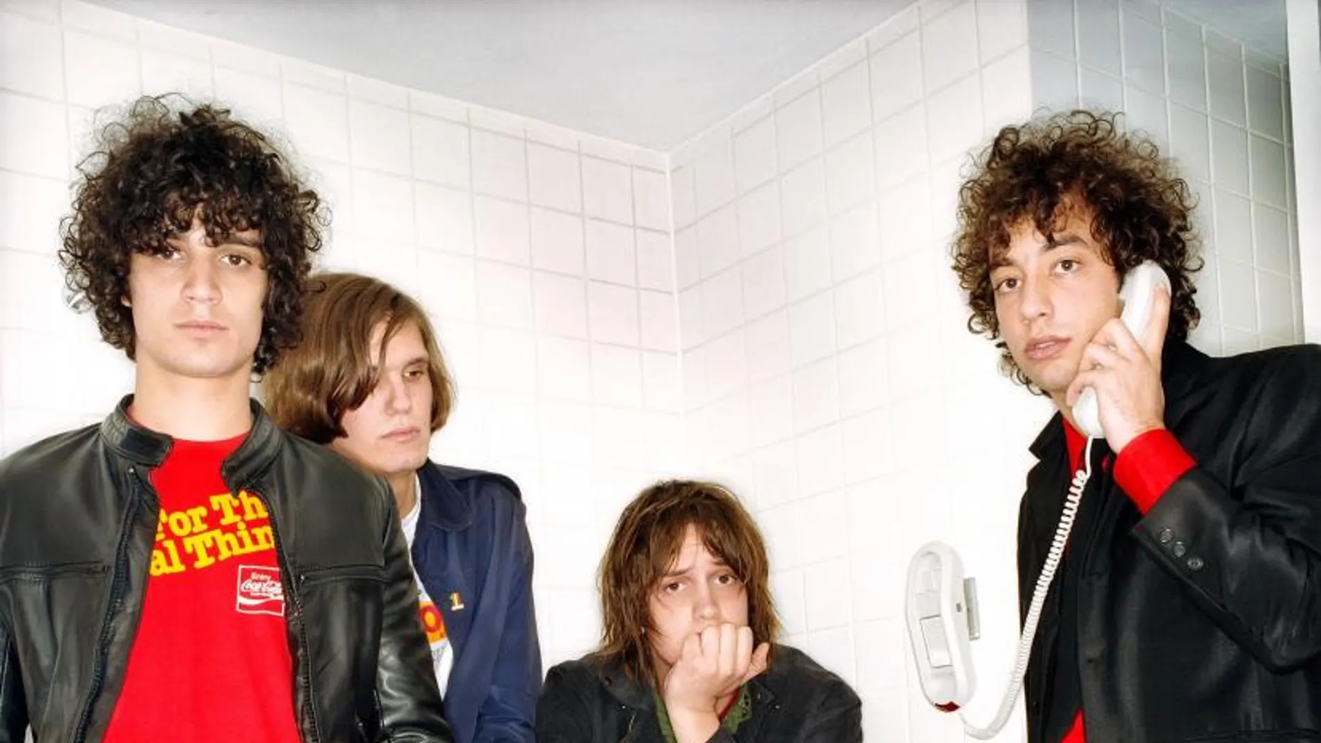 The Strokes, fotografiados en un baño, estancia a la que dedicaron una canción, «Meet me in the bathroom», por favorecer la socialización