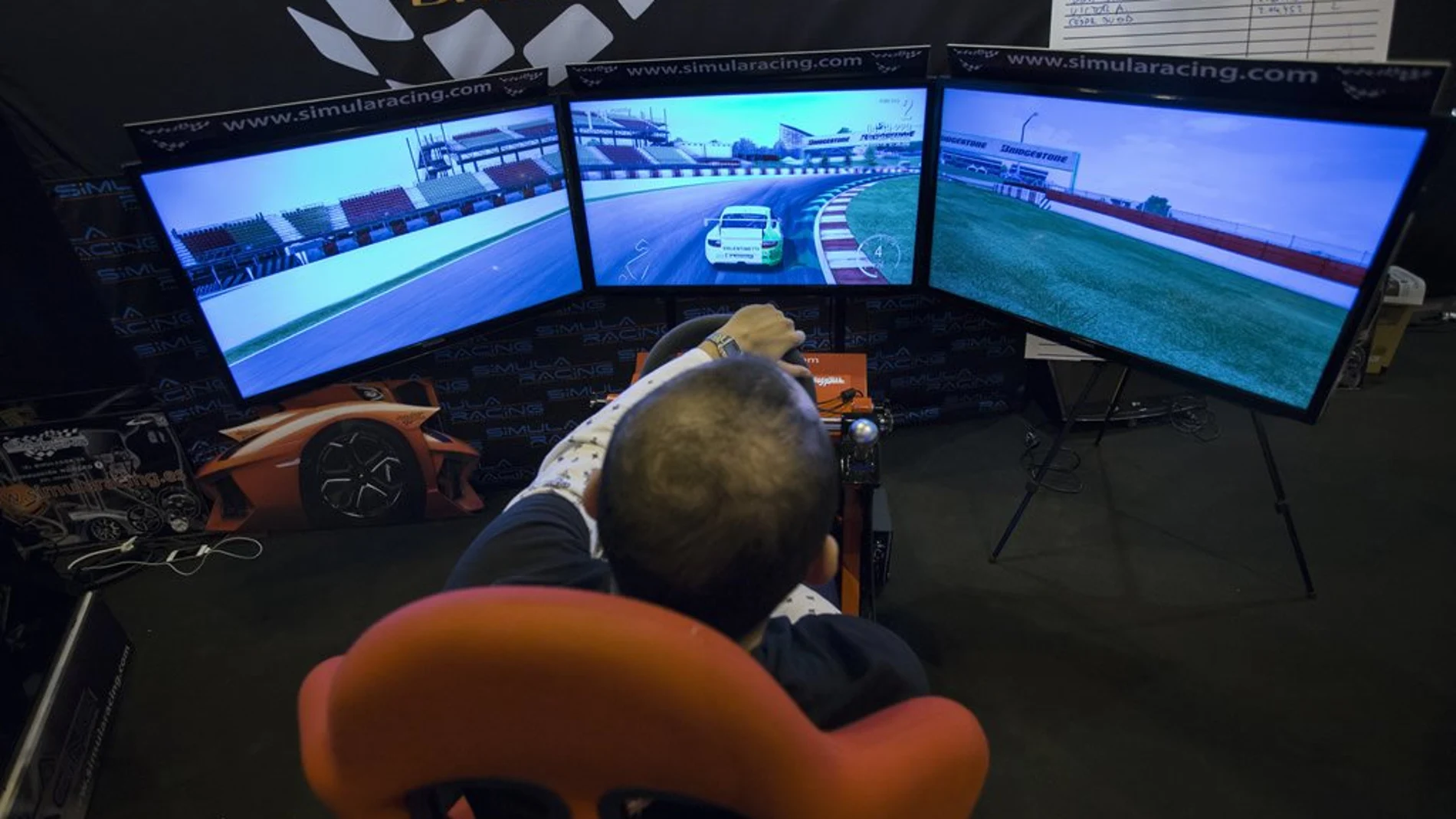 El estudio aporta un nuevo beneficio de los videojuegos. En la imagen, un visitante a una feria del sector probando uno de los juegos