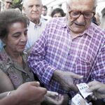 Pensionistas hacen fila para conseguir su turno frente al Banco Nacional de Grecia