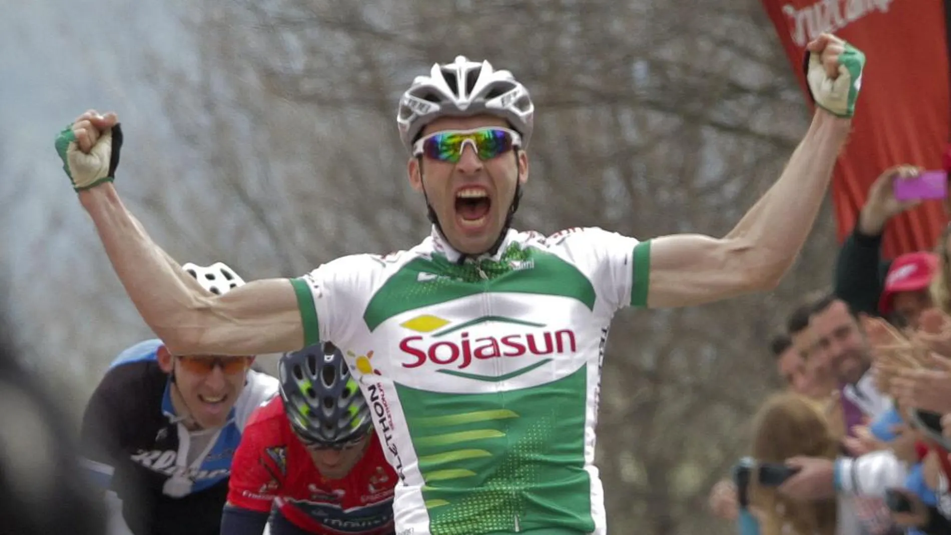 El ciclista francés Jonathan Hivert que milita en el Sojasun, tras lograr la victoria en la primera etapa de la 59 edición de la Vuelta Ciclista Andalucía, disputada entre San Fernando y Ubrique, en Cádiz. EFE/Román Ríos.
