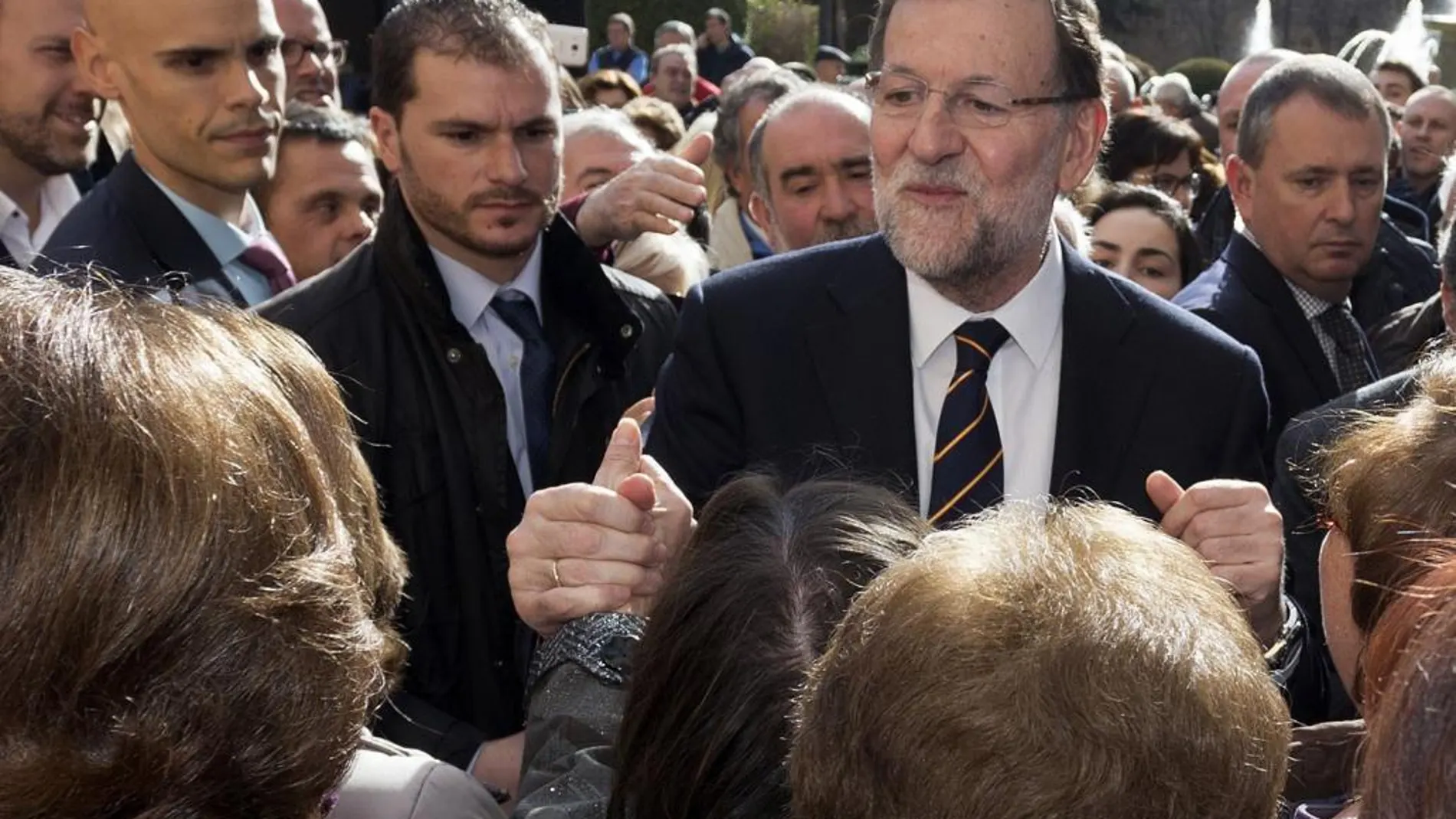 El candidato del PP a la Presidencia del Gobierno, Mariano Rajoy, saluda a los asistentes del acto de campaña celebrado hoy en Ávila