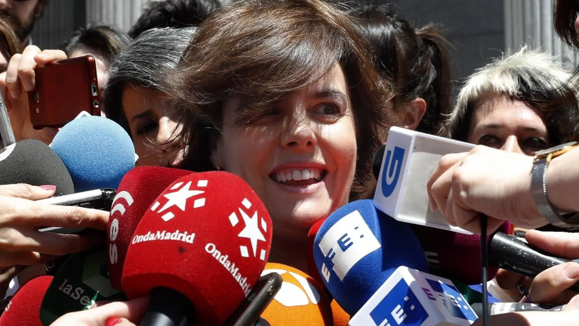 Soraya Sáenz de Santamaría atiende a los medios tras presentar los avales