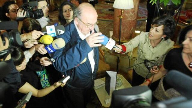 Jaume Roures, uno de los hombres más buscados ayer por los medios, a su llegada al Fórum Europa