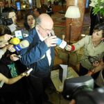 Jaume Roures, uno de los hombres más buscados ayer por los medios, a su llegada al Fórum Europa