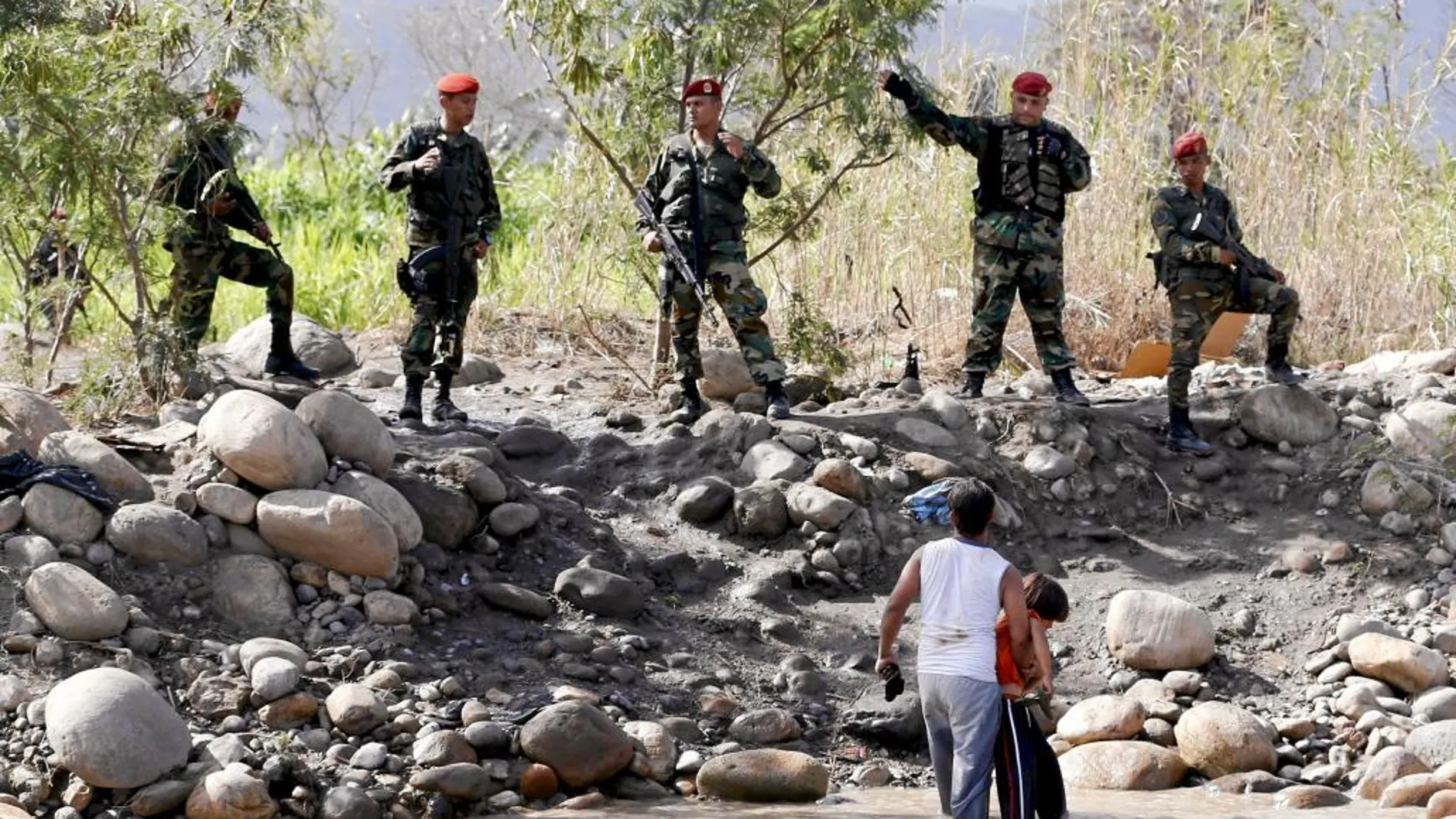 La Guardia Nacional impide a un hombre y su hijo cruzar el río Tachira