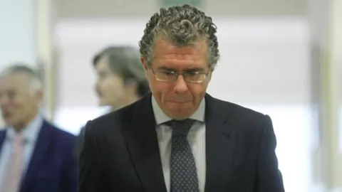Granados: «Me pagan sin ir a trabajar. De cara a la gente, estoy en el banco»