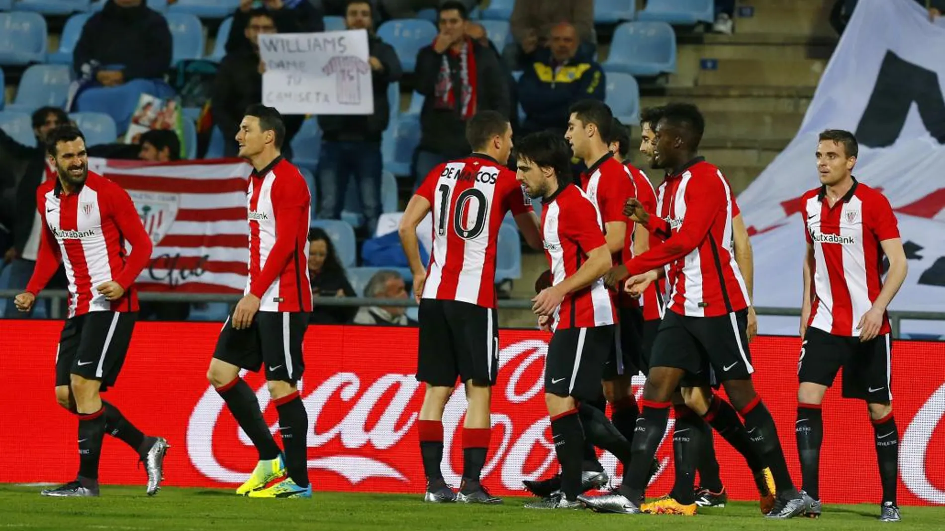 Los jugadores del Athletic Club celebran el primer gol de su equipo, marcado por el delantero Iñaki Williams