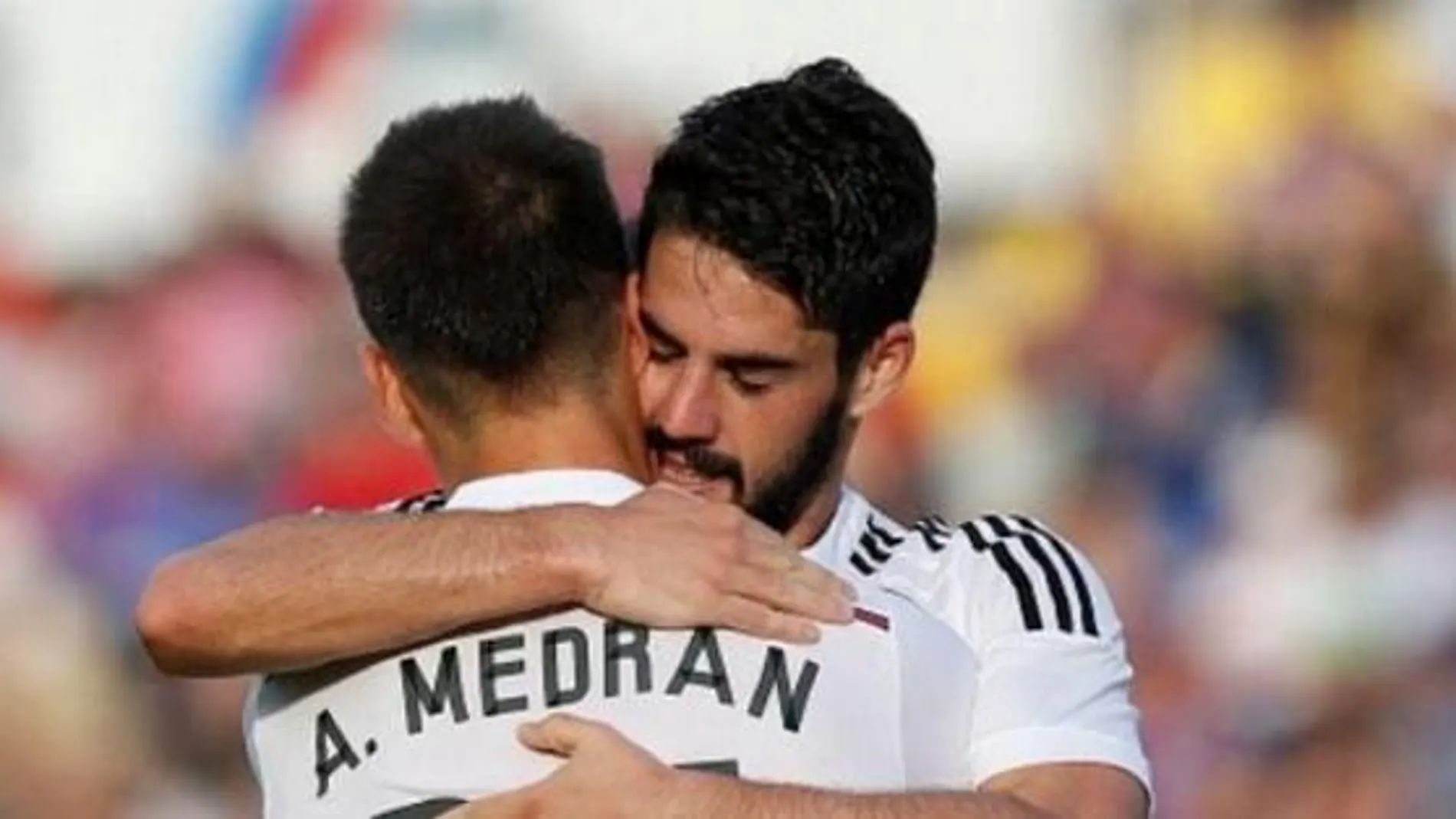 Isco abraza a Álvaro Medrán, durante un partido en el Bernabéu