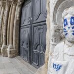 Una de las figuras de la fachada de Platerías de la catedral de Santiago de Compostela ha aparecido pintada emulando a uno de los miembros de Kiss / Efe