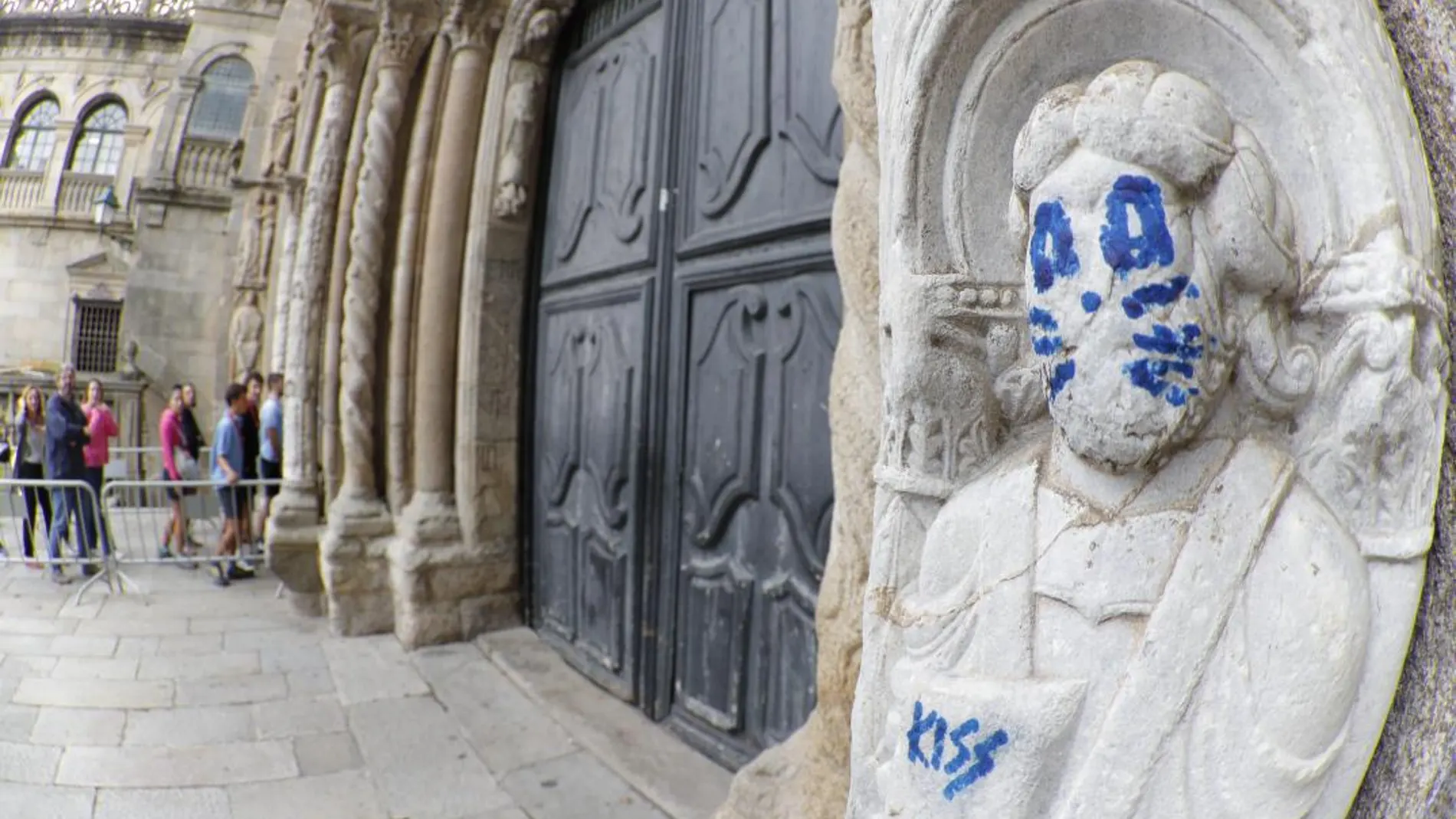 Una de las figuras de la fachada de Platerías de la catedral de Santiago de Compostela ha aparecido pintada emulando a uno de los miembros de Kiss / Efe