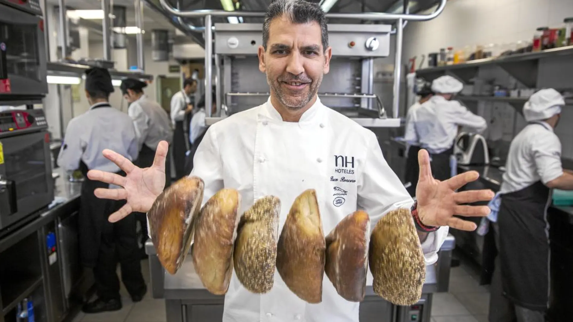 El cocinero otorga la importancia que se merece al pan en La Terraza del Casino, donde ofrece distintos tipos