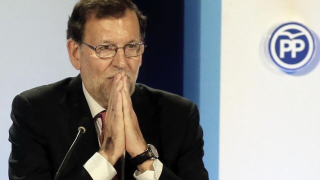 El presidente del Gobierno en funciones, Mariano Rajoy, durante la clausura de una conferencia con todos los portavoces parlamentarios de su partido en España y que tiene lugar en Alicante.