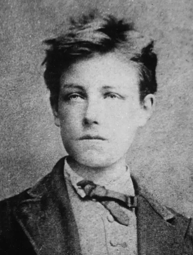 Esta fotografía recoge bien la mirada airada y segura del poeta