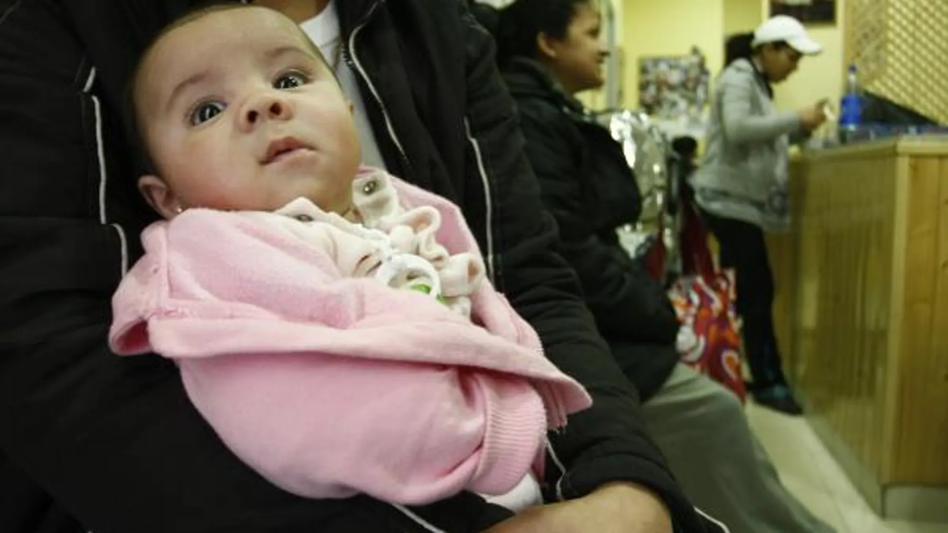 España defiende en Bruselas la baja por maternidad de 18 semanas