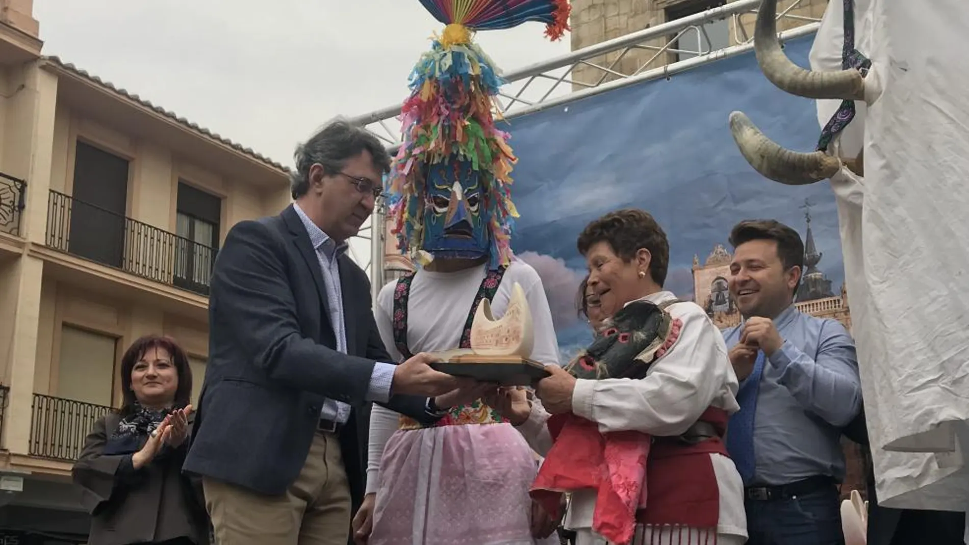 El presidente de la Diputación de León, Juan Martínez Majo, entrega una placa a los participantes en el desfile
