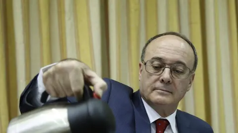 Luis Maria Linde, hoy durante su comparecencia ante la comisión de economía y compitividad.