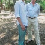 Alberto López Bravo, junto a su hijo, que estudió en castellano en Andorra