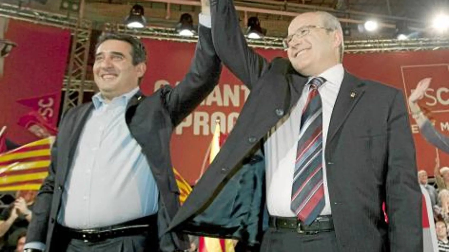 José Montilla y el alcalde de Sabadell, Manuel Bustos, durante el mitin que realizaron ayer en el municipio barcelonés