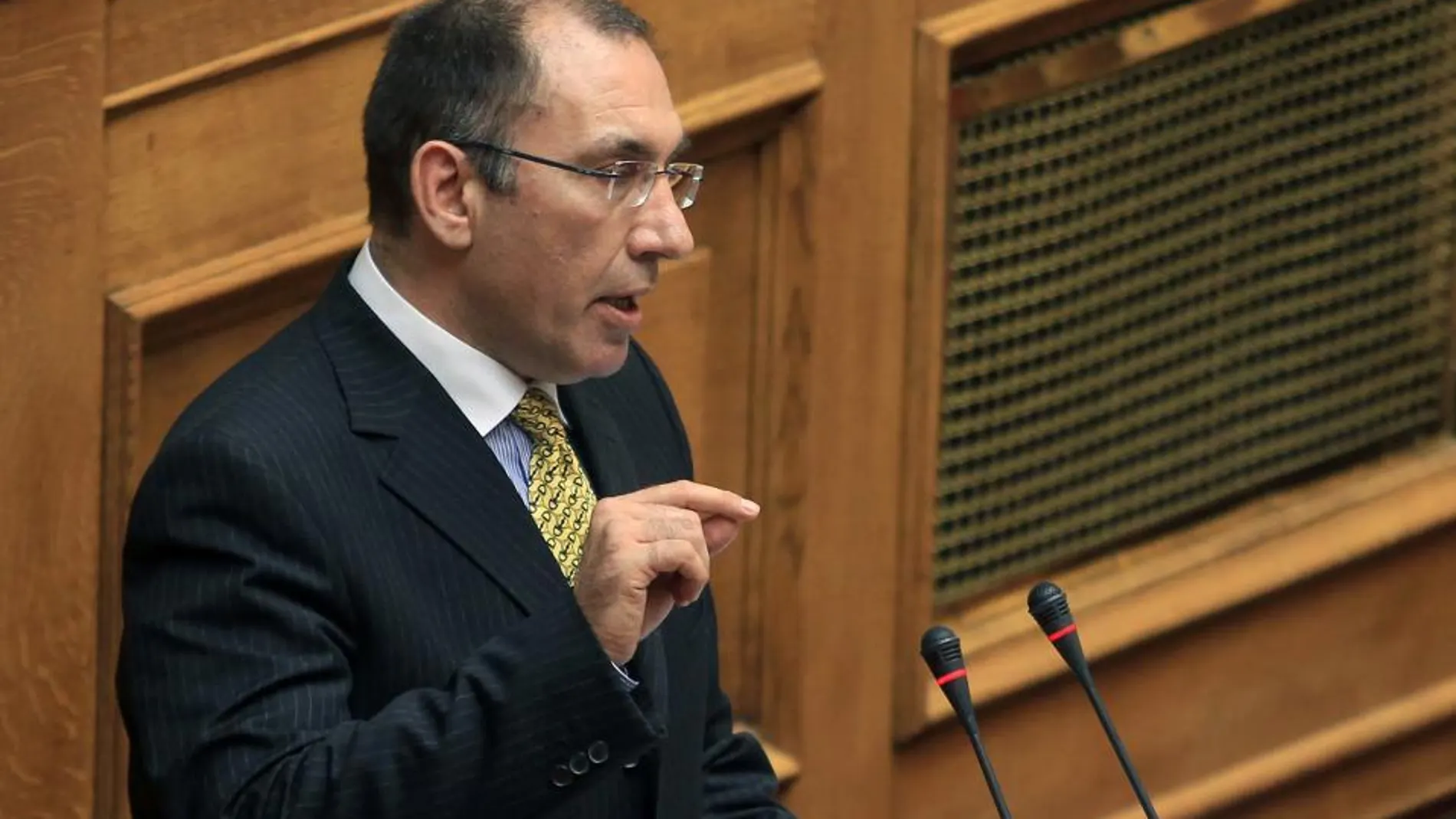 El nuevo viceministro griego de Transportes, Dimitris Kamenos, dimitió anoche, sólo horas después de prestar juramento.