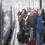 Los primeros pasajeros del AVE que une Figueres y Perpiñán tomaron ayer el tren en una inauguración sin autoridades gubernamentales
