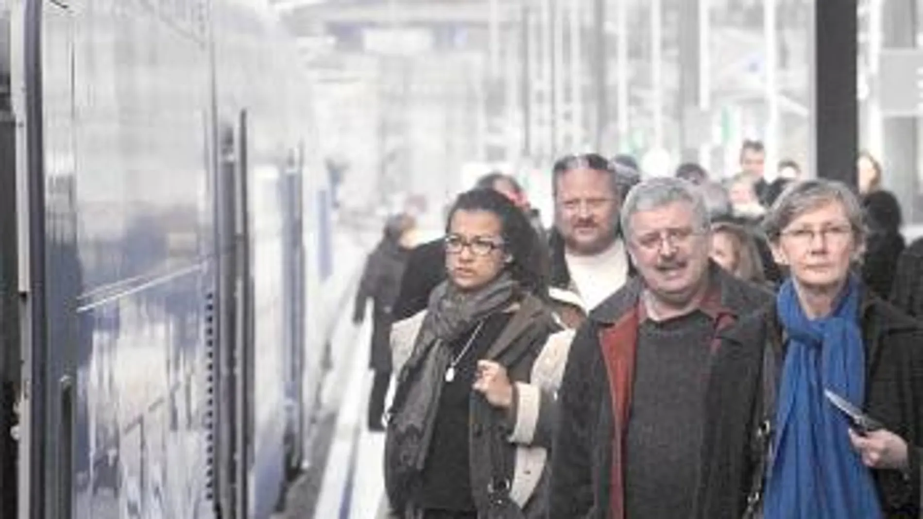 Los primeros pasajeros del AVE que une Figueres y Perpiñán tomaron ayer el tren en una inauguración sin autoridades gubernamentales