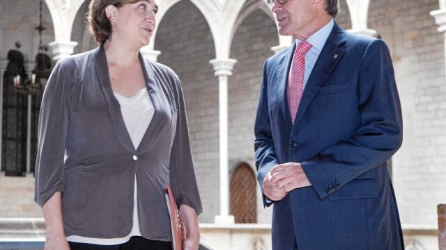 Artur Mas, ayer, con la alcaldesa de Barcelona Ada Colau en el Palacio de la Generalitat